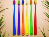 Набор мануальных щеток для зубов Revyline SM5000 с разноцветными ручками